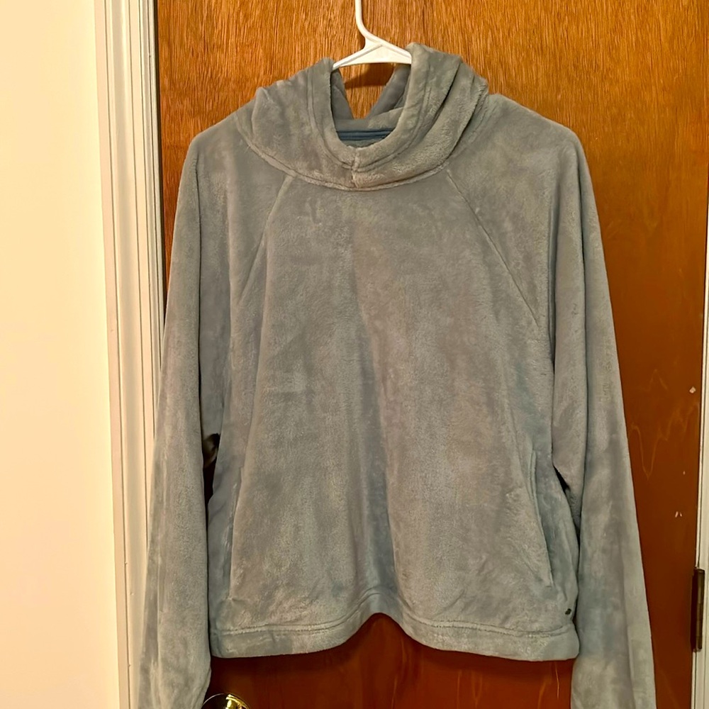 Hollister snugly hoodie , cute like new never worn !! Soooo soft with pockets .
